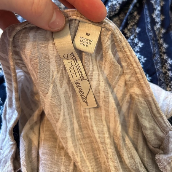 Elegant Beige patterned Sleeveless tank Top - Picture 3 of 3